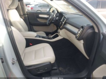 Volvo XC40 Crossover 2.0 T5 247KM 2019 Volvo XC 40 2019 r., 2,0L T5 MOMENTUM 2.0 Benzyna 247KM, zdjęcie 8