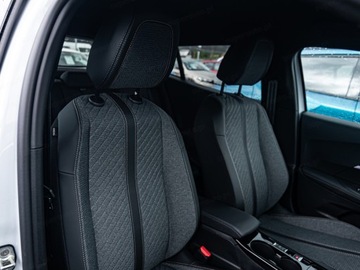 Peugeot 2008 II SUV Facelifting 1.2 PureTech 130KM 2025 Od ręki - Allure EAT8 1.2 PureTech 130KM / Pakiet Vision i Drive Assist, zdjęcie 3