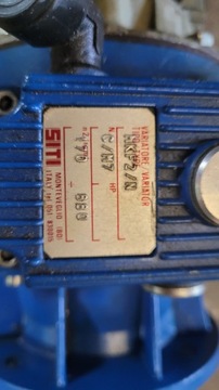 Мотор-редуктор мощностью 0,12 кВт, регулировка от 170 до 880 об/мин.