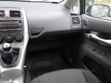 Toyota Auris II Hatchback 5d Dual VVT-i 100 99KM 2013 Toyota Auris 1.3 Dual VVT-i, Salon Polska, Klima, zdjęcie 7