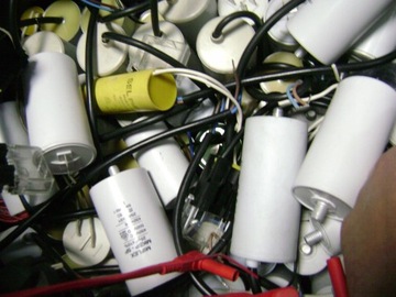 KONDENSATOR ROZRUCHOWY DO SILNIKA 2,5uF 450V PL