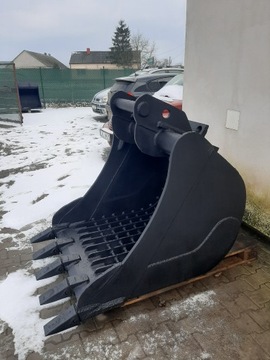 Просеивая ложку, приминая ажурную ложку.