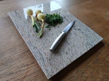 Разделочная доска из гранита Royal Ivory 20х30х12мм.