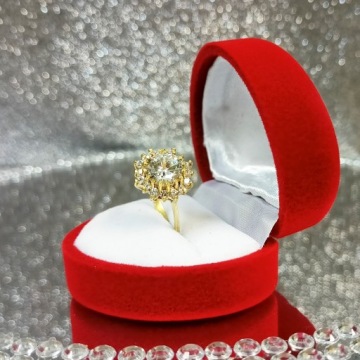 ЗОЛОТОЕ ОБРУЧАЛЬНОЕ КОЛЬЦО БОЛЬШОЙ ЗОЛОТОЙ КАМЕНЬ