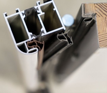 Уплотнитель порога стальной двери KDA47, серый Герда