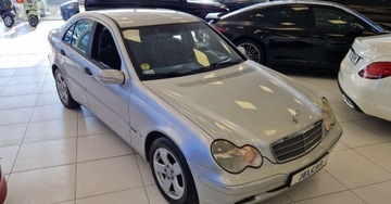 Mercedes Klasa C W203 Sedan W203 2.1 (C 220 CDI) 143KM 2003 Mercedes-Benz Klasa C C220 143KM Klimatyzacja W203 2.1 Diesel 143KM, zdjęcie 2