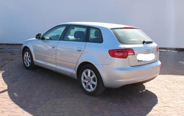 Audi A3 8P Hatchback 3d 1.6 102KM 2010 AUDI A3 1.6 102 KM, zdjęcie 3