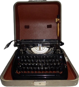 Maszyna do pisania czarna w jasnej walizce
