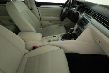 Volkswagen Passat B8 Variant 2.0 TDI BlueMotion SCR 150KM 2016 VW Passat 2.0 TDI, Automat, Navi, Klima, zdjęcie 6