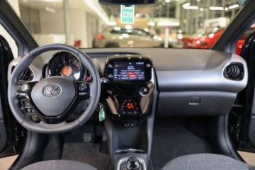 Toyota Aygo II Hatchback 3d Facelifting 1.0 VVT-i 72KM 2021 Toyota Aygo 1.0 VVT-i Black Edition X-shift Benzyna 72KM, zdjęcie 4