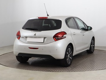 Peugeot 208 I Hatchback 5d Facelifting 1.2 PureTech 110KM 2018 Peugeot 208 1.2 PureTech, Salon Polska, zdjęcie 4