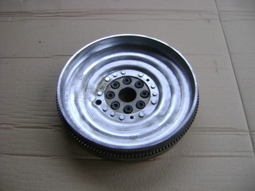 KOLO DVOUHMOTNÉ I SETRVAČNÍK MERCEDES W117 W176 2.0