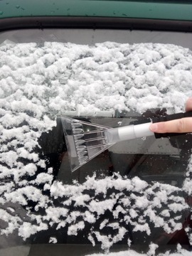 СКРЕБОК ДЛЯ ОКОН АВТОМОБИЛЯ С КРАСНОЙ ПЕРЧАТКОЙ