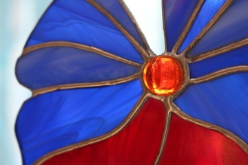 Рождественские колокольчики на витраже или двери