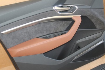 AUDI E-TRON SEDADLA SPORTOVNÉ Z PAMĚŤI KŮŽE TUNEL CENTRÁLNÍ AMBIENTE 87 KM