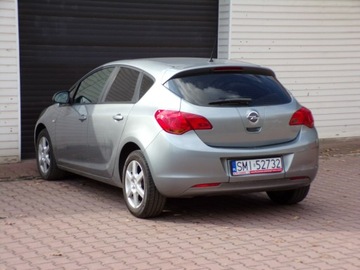 Opel Astra J Hatchback 5d 1.6 Twinport ECOTEC 115KM 2010 Opel Astra KLIMATYZACJA, zdjęcie 8