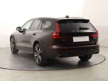 Volvo V60 II  2021 Volvo V60 Cross Country B5 2.0 AWD, Salon Polska, zdjęcie 3