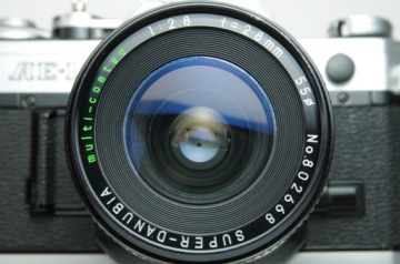 Аналоговый корпус Canon AE-1 с объективом