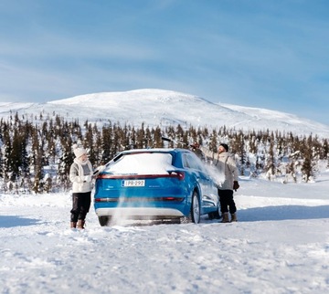 ЩЕТКА-СКРЕБОК ТЕЛЕСКОПИЧЕСКИЙ КУНГС 77-105СМ XXL