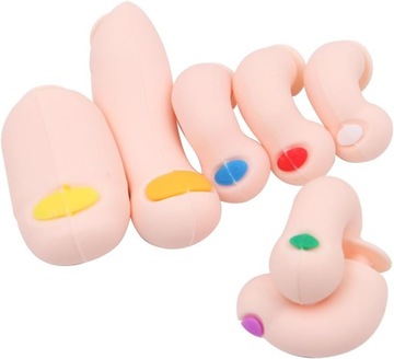 Набор забавных подвесок для обуви на ногах. Веселые реалистичные подвески на пальцах ног. Сабо.