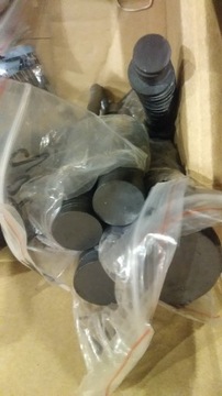 Круглый плоский ферритовый магнит диаметром 2 мм x Д 20 мм.