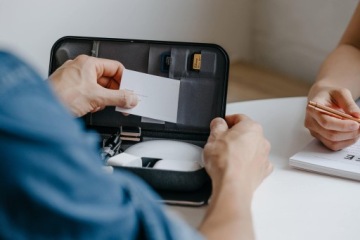 Orbitkey Nest — портативный органайзер с индуктивным зарядным устройством 2 в 1 — черный