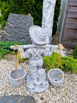 БЕТОННАЯ ФИГУРА МАЛЬЧИКА В ШАПКЕ С КАЧАМИ