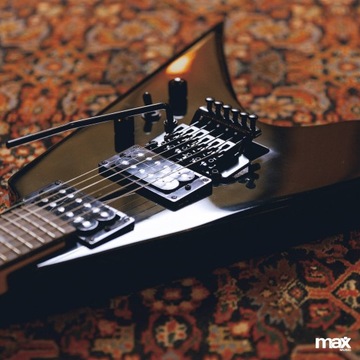 Zestaw Gitara elektryczna czarna typ V + wzmacniacz pokrowiec tuner dodatki