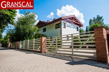 Современный забор с алюминиевой калиткой