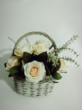 КРЕМ ИСКУССТВЕННЫЕ ЦВЕТЫ В КОРЗИНЕ