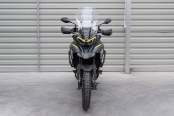 Пороги безопасности Benelli TRK 702 702X черные чехлы Yakk EXP Motopasja