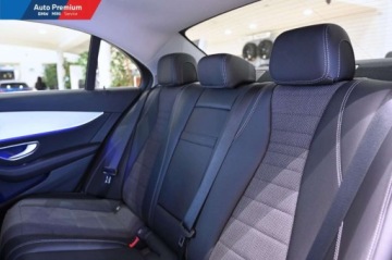 Mercedes Klasa E W213 Limuzyna Facelifting 2.0 E220d 194KM 2022 Mercedes-Benz Klasa E 220dFV23Reflektory LED StatyczneOswietlenie Ambiente, zdjęcie 13