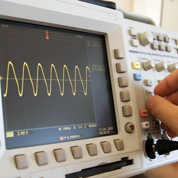 PRZETWORNICA NAPIĘCIA CZYSTY SINUS 1000 WATT SOLARTRONICS 12V/230V USB BLUE