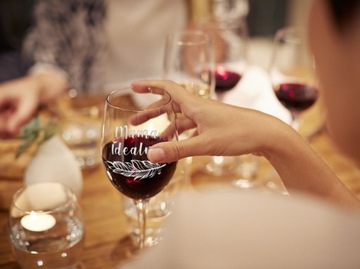 ПОДАРОК ​​НА ДЕНЬ МАТЕРИ НА БОКАЛЕ ВИНА С ГРАВИРОВКОЙ