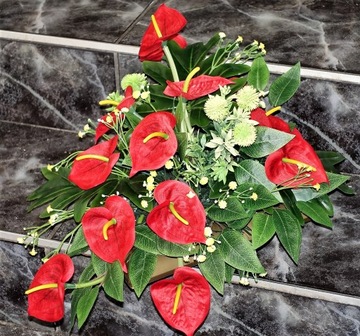ПЛАТЬЕ на могилу, цветы, букет антуриумов, красивая композиция на кладбище.