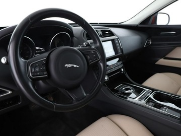 Jaguar XE Sedan 2.0 i4 180KM 2015 Jaguar XE 20d Pure Automat Klimatronik Nawigacja, zdjęcie 13
