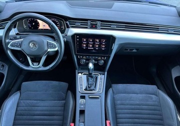 Volkswagen Passat B8 Variant Facelifting 2.0 TSI 190KM 2019 Volkswagen Passat Variant R-LINE -elegance, DCC, Matrix, Hak, DYNAUDIO, AC, zdjęcie 3