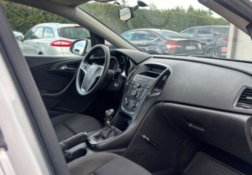 Opel Astra J GTC 1.4 Turbo ECOTEC 120KM 2015 Opel Astra 2015r. Po wymianie rozrzadu. 1.4 Benzyna 120KM, zdjęcie 8