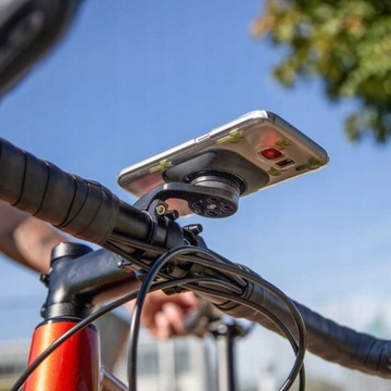 Прикрепите SP CONNECT Universal к своему телефону.