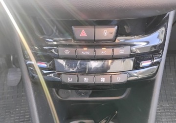 Peugeot 208 I 2015 Peugeot 208 2015r, 1.6 HDI. Uszkodzony przod. Pali. 1.6 Diesel 90KM, zdjęcie 13