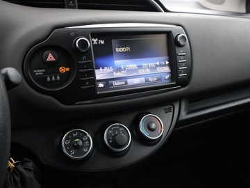 Toyota Yaris III Hatchback 5d Facelifting 2017 1.5 Dual VVT-iE 111KM 2018 Toyota Yaris 1.5 Dual VVT-i, Salon Polska, zdjęcie 11