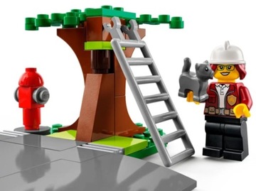 ZESTAW REMIZA STRAŻACKA WÓZ STRAŻACKI HELIKOPTER 5 FIGUREK + PIES I KOT