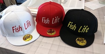 ШЛЯПА ПРЯМОГО КОЗЫРЯ, С ВЫШИВКОЙ ЛОГОТИПА С НАПЕЧАТАННОЙ НАДПИСЬЮ