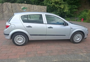 Opel Astra J Hatchback 5d 1.6 Twinport ECOTEC 115KM 2009 Opel Astra Ladny stan 1.6 Benzyna 115KM, zdjęcie 5