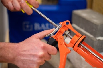 Выдавливатель для силиконов и клеевых картриджей Solid Bauhus.