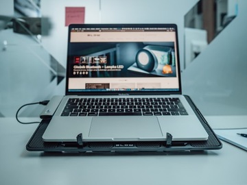 PODSTAWKA PODKŁADKA CHŁODZĄCA LAPTOP 12-17 USB LED CZERWONY 2 WENTYLATORY