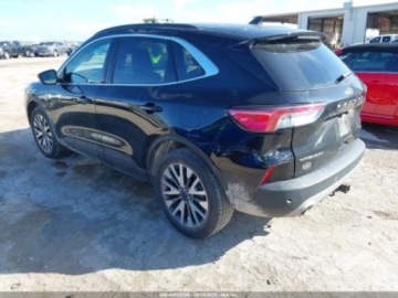 Ford Kuga III 2022 Ford Kuga 2022 r., 2,0L TITANIUM 2.0 Benzyna 250KM, zdjęcie 3