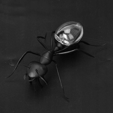 Хитрый игрушечный муравей на солнечной энергии