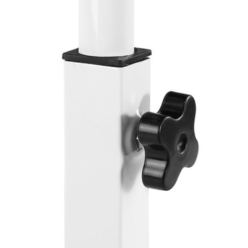 Компьютерный стол с регулируемой высотой, стоящий на столе, с передвижным диваном рядом с кроватью.