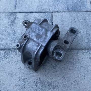 A3 2,0 FSI 150KM AXW PODUSZKA SILNIKA 1K0199262AM